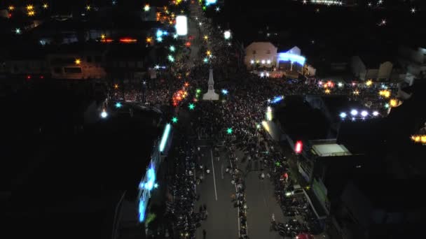 Letecké záběry pomalé sklápění pohled z davu lidí s krásné světlo kolem Yogyakarta památník průnik, jeho názvem Tugu Jogja — Stock video