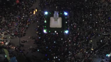 Gece hava görüntüleri üstten görünüm Yogyakarta Anıt veya Tugu Jogja insanlar kalabalık içinde yeni yıl gecesi kutlama ile