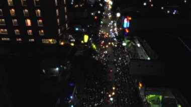 İleri Yogyakarta şehir insanlar kalabalık ile sokak üzerinde uçan hava görüntüleri gece görünümü dron