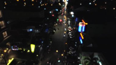 Havadan görüntüleri gece kenti Yogyakarta insanlar kalabalık ve motorlu bisiklet park ile sokak