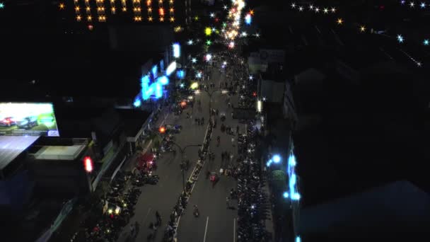 YOGYAKARTA, INDONESIA: 31 DICEMBRE, 2018 Filmati aerei drone che vola all'indietro persone di passaggio folla intorno Yogyakarta Monument o TUGU JOGJA a Capodanno notte — Video Stock