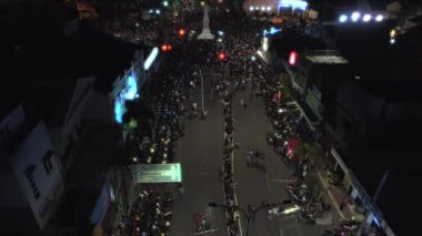 Yogyakarta, Endonezya: 31 Aralık, 2018 havadan görüntüleri gece görünümü insanların kalabalık yeni yıl kutlama için sokakta