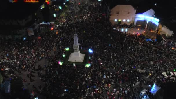 周りの人々 の群衆とジョグ ジャカルタ記念碑またはトゥグ ジョグジャの平面図を傾斜空中映像 — ストック動画