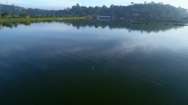 Mavi ve yeşil göl tarafı su yüzey hava çekimi güzel gökyüzü yansıması ile