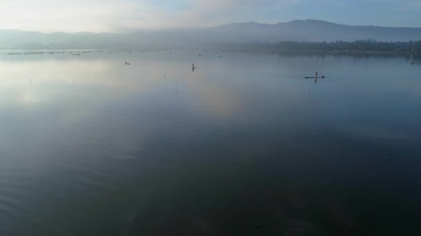 Misty Nevoeiro Manhã Imagens Aéreas Vista Lado Lago Com Fundo — Vídeo de Stock