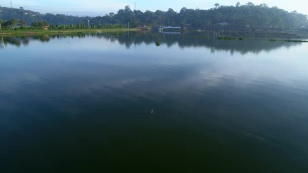 Lado Lago Azul Verde Com Bela Reflexão Céu Imagens Aéreas — Vídeo de Stock