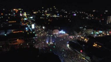 Yogyakarta gökyüzü dolgu yıldız ışık ve havai fişek patlayabilir yukarıdan hava görüntüleri görünümü