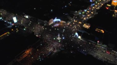 Sinematik havadan görüntüleri yörünge manevra Yogyakarta Anıt veya görünümünü Tugu Jogja insanlar kalabalık ve havai fişek gösterisi ile