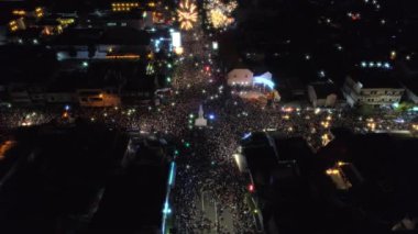 Havai fişek gösteri yeni yıl insanlar kalabalık ile Yogyakarta Anıt veya Tugu Jogja görünümünü güzel sinema havadan görüntüleri