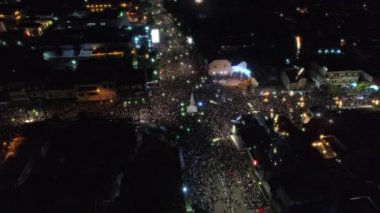 Yavaş manevra havadan görüntüleri Yogyakarta Anıt veya görünümünü Tugu Jogja gece yeni yıl kutlama ve havai fişek gösterisi sırasında