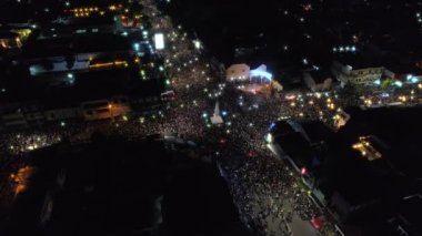 Yavaş gece yeni yıl kutlama ve havai fişek gösterisi sırasında Yogyakarta Anıt veya Tugu Jogja hareket hava görüntüleri görünümünü iletmek