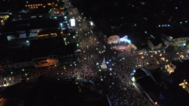 Yeni yıl kutlama gece havai fişek patlaması Yogyakarta Anıt veya Tugu Jogja havadan görüntüleri