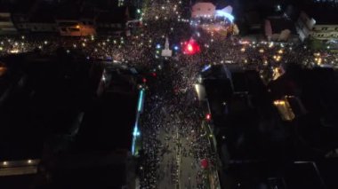 Yeni yıl kutlama sırasında insanlar kalabalık ile Yogyakarta Anıt veya Tugu Jogja ve havadan görüntüleri görmek