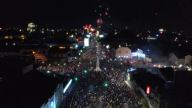 Güzel yıldızlı fireworks ve Yogyakarta Anıt veya yeni yıl kutlama sırasında Tugu Jogja gökyüzü ışık şehir