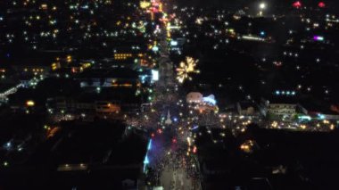 Yogyakarta şehir gökyüzü gece yeni yıl kutlama sırasında yıldızlı ışık