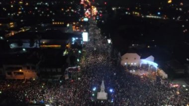 Havadan görüntüleri devirme aşağı yavaş yavaş görüntülemek Yogyakarta Anıt veya Tugu Jogja insanlar kalabalık ile yeni yıl kutlamaları sırasında