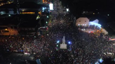 İnsanlar kalabalık ile yeni yıl kutlama sırasında Yogyakarta Sokağı'nın güzel havadan görüntüleri gece görünümü