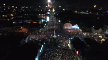Havadan görüntüleri dron insanlar kalabalık ve havai fişek gösterisi ile Yogyakarta Anıt veya Tugu Jogja manzaralı geriye doğru uçan yavaş