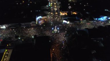 Havai fişek gösteri yeni yıl insanlar kalabalık ile Yogyakarta Anıt veya Tugu Jogja görünümünü sinematik havadan görüntüleri