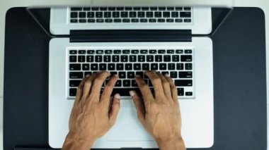 Laptop klavye görüntüleri üstten görünüm üzerinde yazarak adam