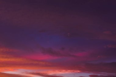 Renkli bulutlu gün batımı altın saat gökyüzü arka plan görünüm yüksek çözünürlüklü görüntü
