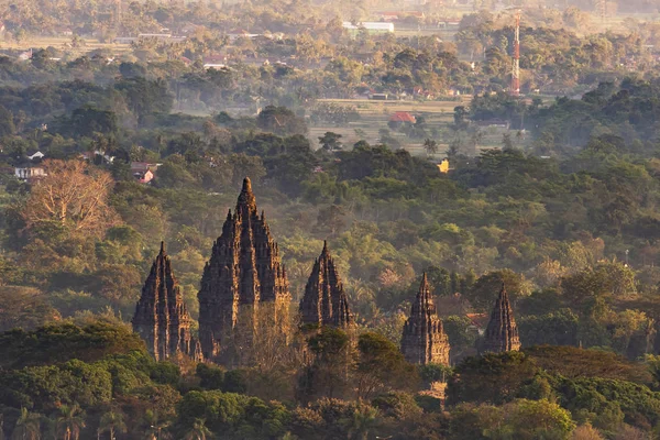 Muhteşem Prambanan Tapınağı havadan görünümü Güney Ratu Boko Hills. Asya onun ünlü ve en güzel Hindu Tapınağı. Yogyakarta kenti, Endonezya yakınında.