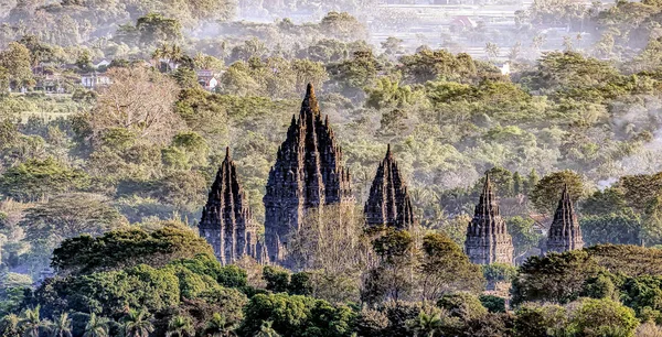 ジャワ島中部のプランバナン寺院の美しさの航空写真 ストック写真