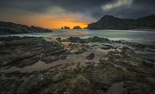 Uzun pozlama yüksek çözünürlüklü görüntü ile alınan günbatımı güzel rock beach