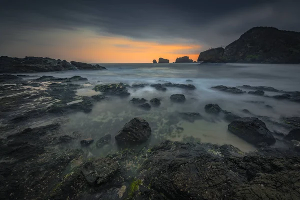 Uzun pozlama yüksek çözünürlüklü görüntü ile alınan günbatımı güzel rock beach