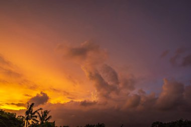 Dramatik altın saat gökyüzü günbatımı yüksek çözünürlüklü görüntü