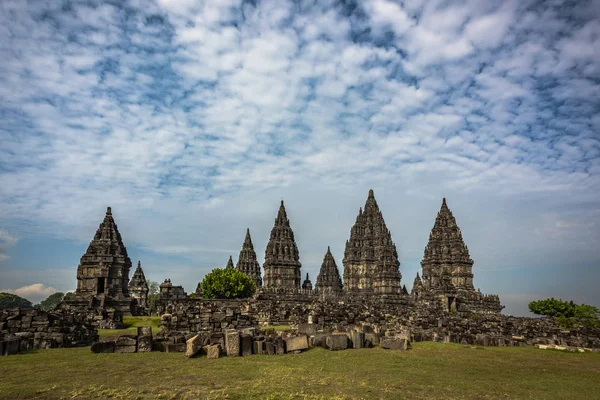Bulutlu gökyüzü mavi arka plan ile güzel Prambanan Tapınağı yüksek çözünürlüklü görüntü