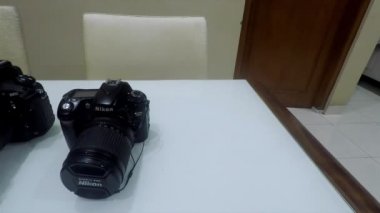 Yogyakarta, Endonezya - 21 Mayıs 2019: Nikon DSR kamera serisi beyaz masa görüntüsü parallax panning view
