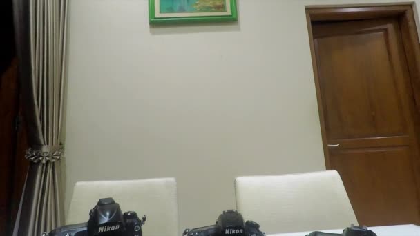 印度尼西亚 2019年5月21日 Nikon Dslr相机系列在白色桌子上拍摄的镜头向下倾斜 — 图库视频影像