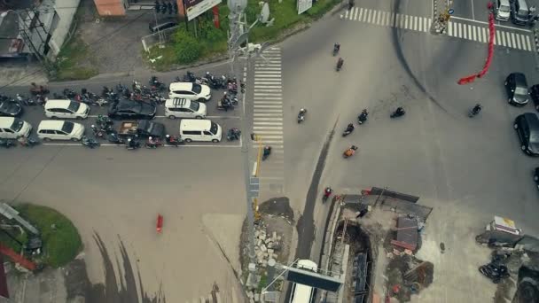 Tráfico Ocupado Carretera Intersección Ciudad Yogyakarta Indonesia Vista Superior Imágenes — Vídeo de stock