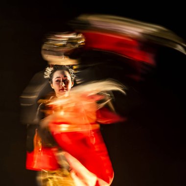 Japon kadın dansçı, hareket bulanıklığı ve karanlık arka planda dolaşarak görüntüyü izole ederek, 21 Eylül 2019: Yogyakarta, Endonezya