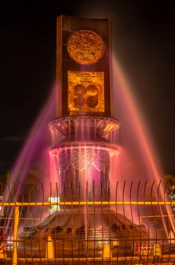 Yogyakarta, Endonezya - 3 Haziran 2015: Yogyakarta ödüllü anıt gece görüşü ve kırmızı ışıkta püsküren çeşme