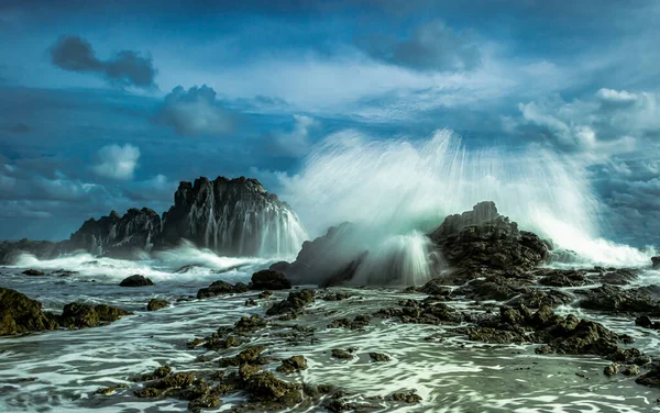 Wilder Meereswellenschlag Traf Felsen Strand — Stockfoto