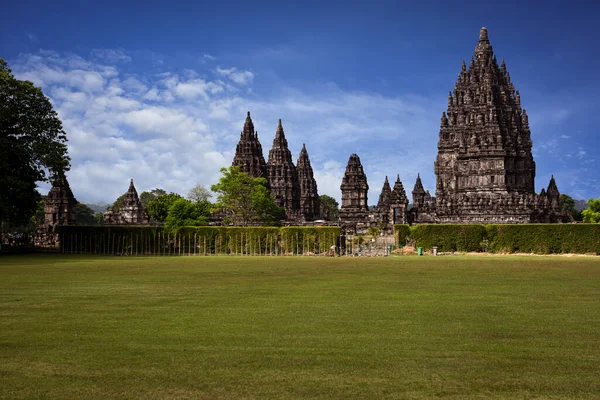 Kuzey bahçesinden muhteşem Prambanan tapınağı mavi gökyüzü arka planıyla