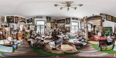 Grodno, Belarus - 20 Temmuz 2016: Tam 360 equirectangular küresel panorama Müzesi Eski şeylerden iç