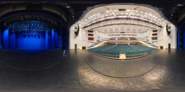 Minsk, Beyaz Rusya - 2 Ağustos 2016: Tam 360 panorama şık büyük konser salonu iç. Sahne Alanı'ndan görüntülemek