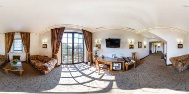 Brest, Belarus - 11 Kasım 2015: Tam 360 derece panorama interier lüks çatı odasında Hermitage Hotel küresel projeksiyon equirectangular