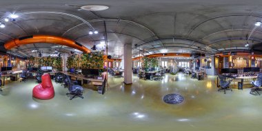 Minsk, Beyaz Rusya - 31 Ekim 2015: Tam 360 derece panorama interier kalkış danışmanlık coworking modern içinde küresel projeksiyon equirectangular