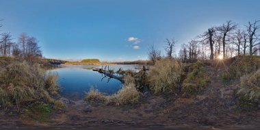 Panorama sonbahar akşam Nehri yakınında. Eşit aralıklı dikdörtgen eşit uzaklıkta küresel projeksiyon, Loca Vr içerik için tam 360 derece panorama