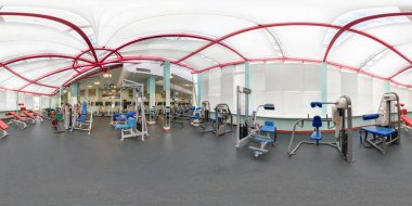 Minsk, Beyaz Rusya - 17 Ocak 2012: iç büyük şık fitness kulübü içinde. Eşit aralıklı dikdörtgen küresel projeksiyon tam 360 derece panorama