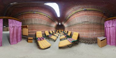 Soligorsk, Belarus - 8 Mart 2014: tam 360 derece panorama speleo hastanede Vr içerik dinlenme salonunun içinde küresel eşit uzaklıkta projeksiyon equirectangular