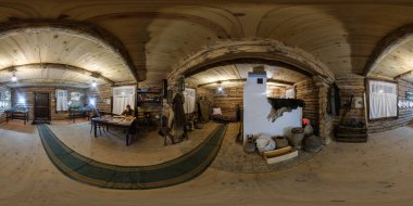Grodno, Belarus - 13 Mayıs 2015: Tam 360 equirectangular eşit uzaklıkta panorama içinde ahşap kulübe gerilla bir soba ile