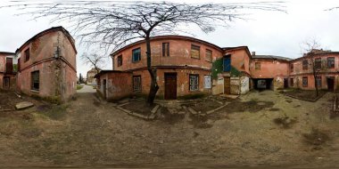 Panorama Evleri ile kırmızı duvarlar ile eski avluda. Eşit aralıklı dikdörtgen eşit uzaklıkta küresel projeksiyon, Loca Vr içerik için tam 360 derece panorama