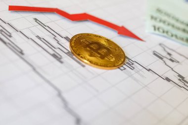 Amortisman sanal para bitcoin. Döviz piyasası arka plan üzerinde kırmızı ok ve kağıt forex grafik Endeksi derecelendirmesini üzerinde altın Bitcoin inmek. Cryptocurrency amortisman kavramı.