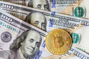 yüz dolar faturaları arka plan üzerinde sanal para altın bitcoin. Bir dolar için Exchange bitcoin nakit.