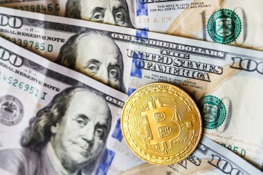 yüz dolar faturaları arka plan üzerinde sanal para altın bitcoin. Bir dolar için Exchange bitcoin nakit.